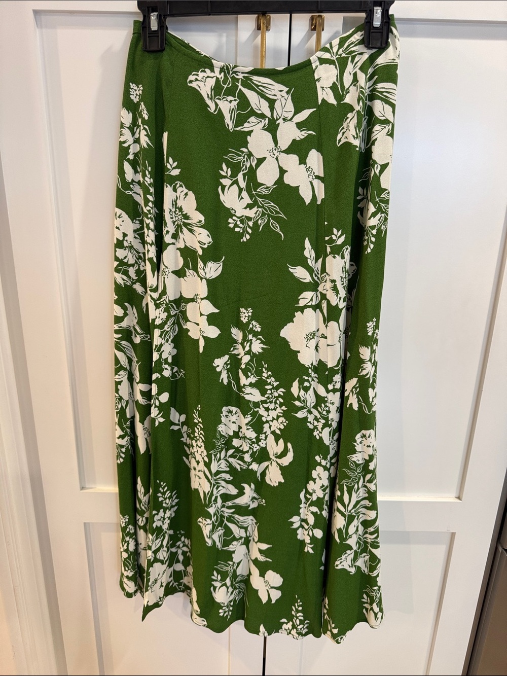 Reformation Betty Skirt Green and White Leaf-Print. Size 4